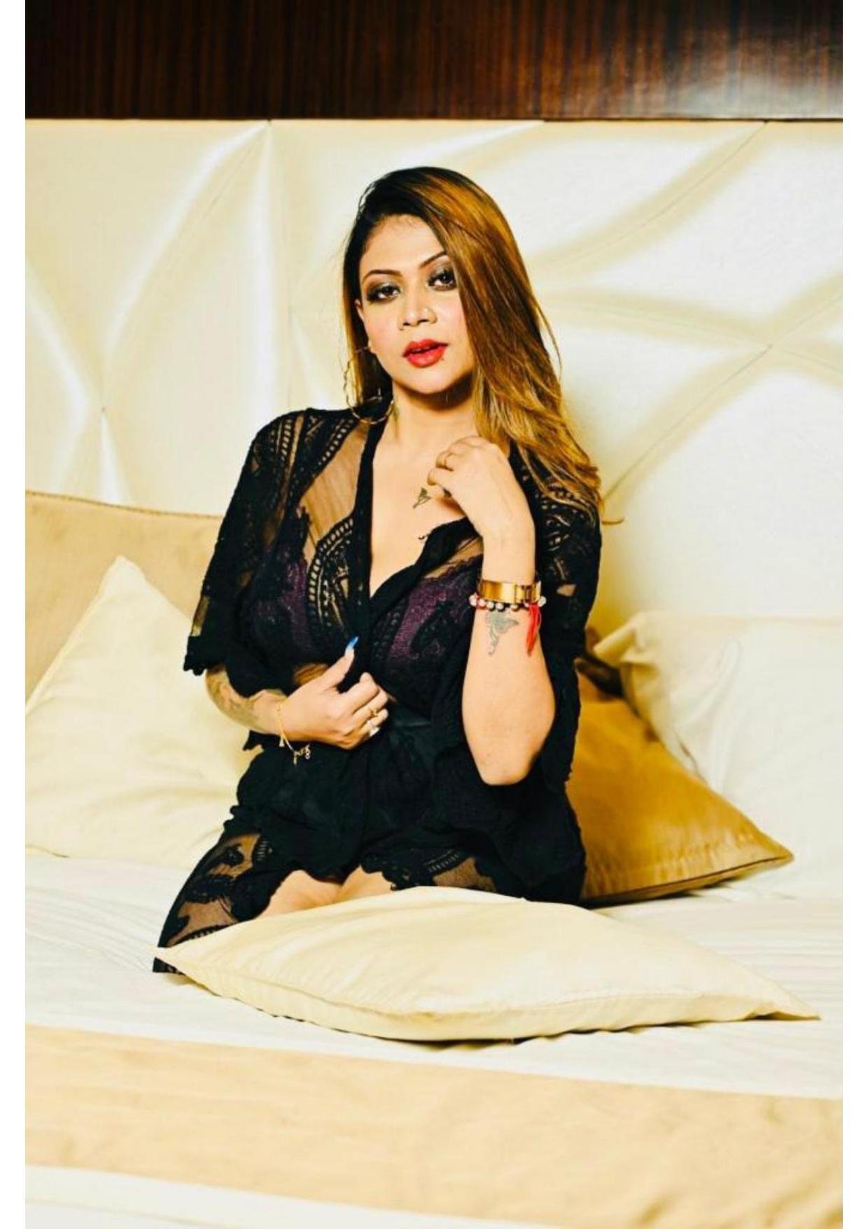  call girls Noida Cleo County